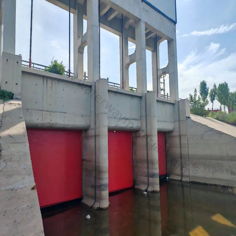 Чугунная задвижка длиной 3,5 метра; высотой 3,0 метра;